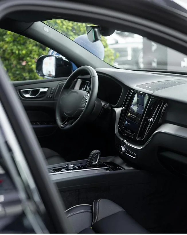 Weatherable black masterbatch for automotive components