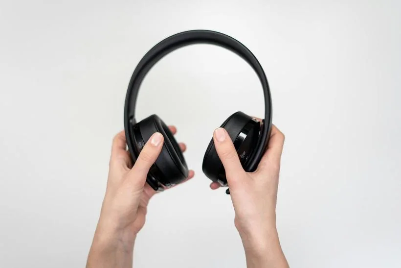 Jet-black masterbatch for consumer electronics and audio housings